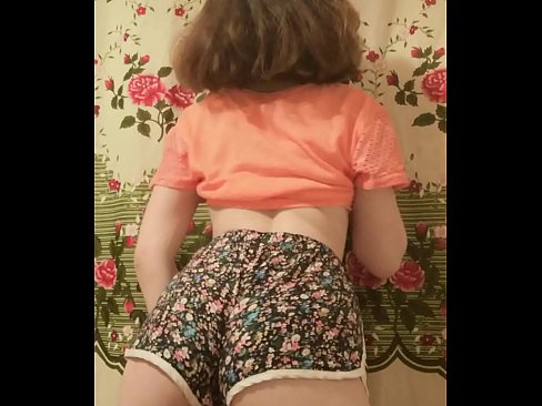 ❤️ سيڪسي نوجوان بيبي پنهنجي شارٽس کي ڪئميرا تي هٽائيندي ❤ معياري فحش