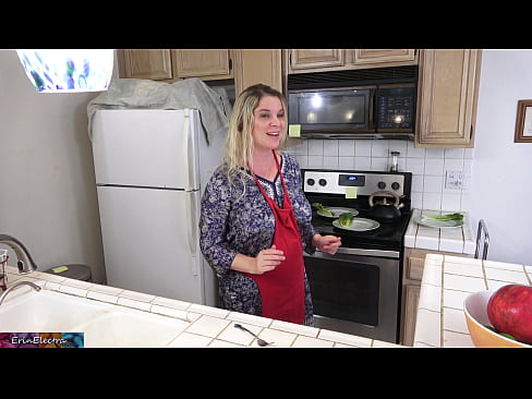 ❤️ Stepmom هن جي تاريخ کان اڳ باورچی خانه ۾ کيس کير پيارڻ ❤ معياري فحش